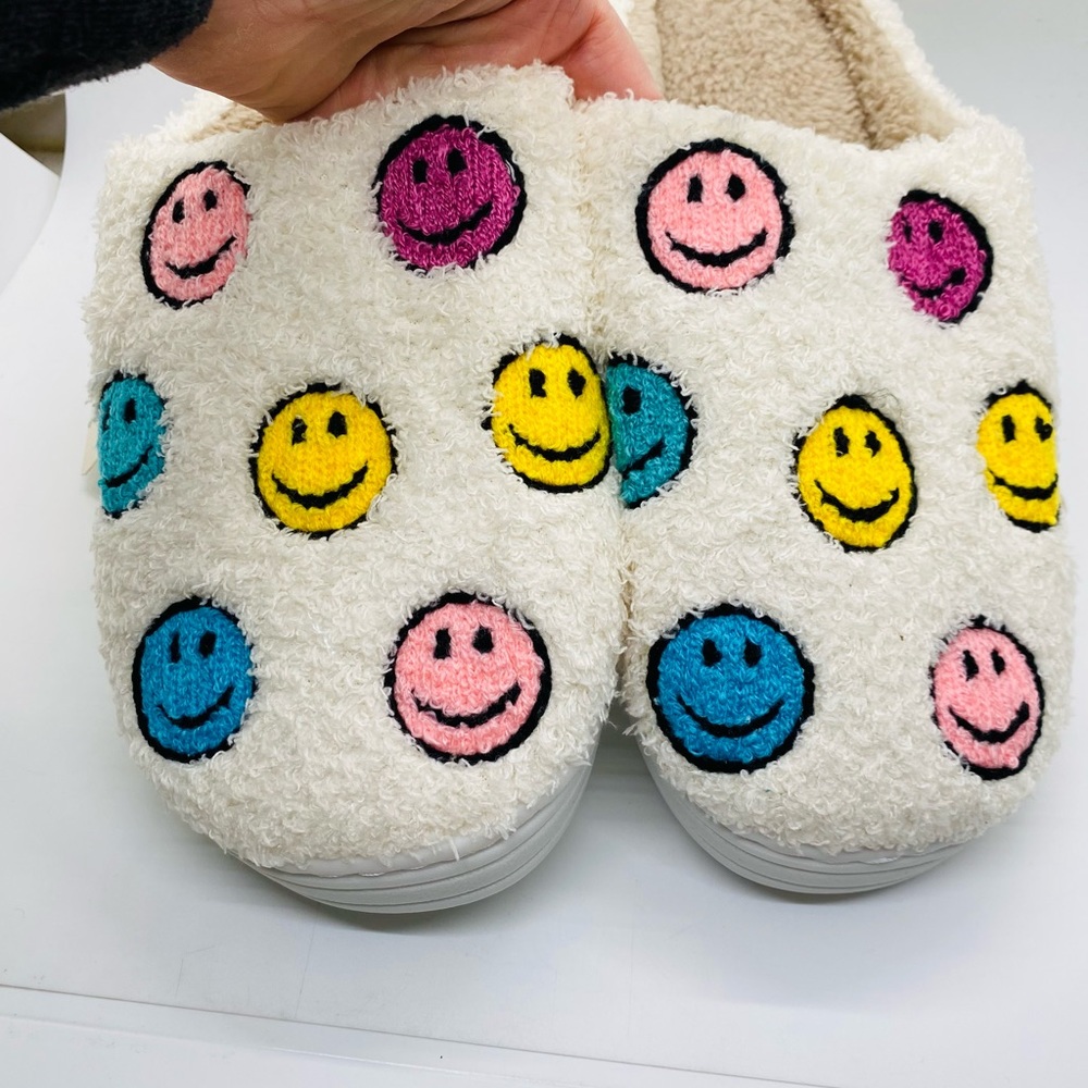 NWT Fadivo Fuzzy Smiley Face Slippers Ivory with Multicolor Smileys Small 5/6